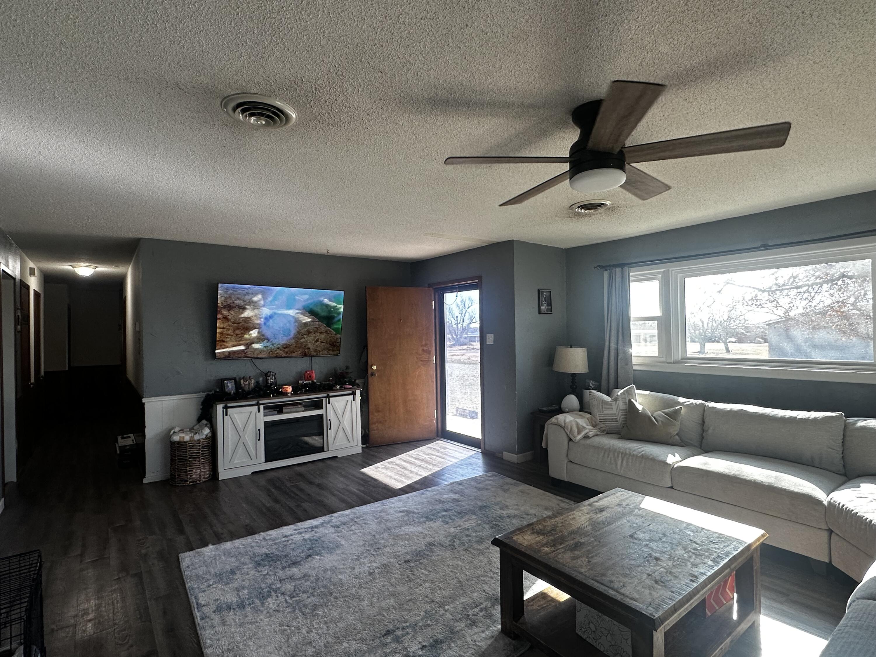 511 Childress Avenue Turkey, TX 79261 - Photo 2 of 20 a living room with furniture and a flat screen tv