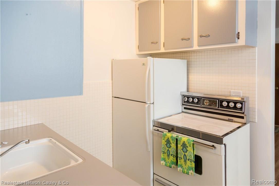 21520 Kelly Road, Unit 103 Eastpointe, MI 48021 - Photo 15 of 19 untitled-5056.jpg