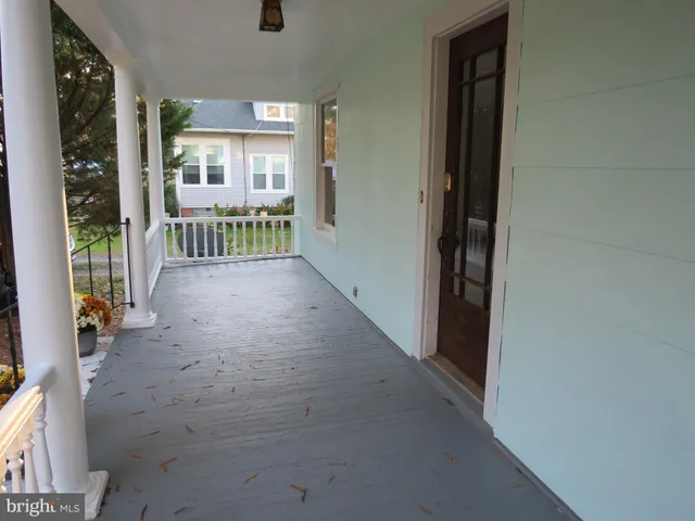 a view of front of house with a yard