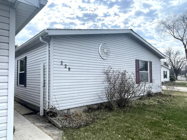 $110,900 | 229 Cadgewith East, Lansing, MI 48906