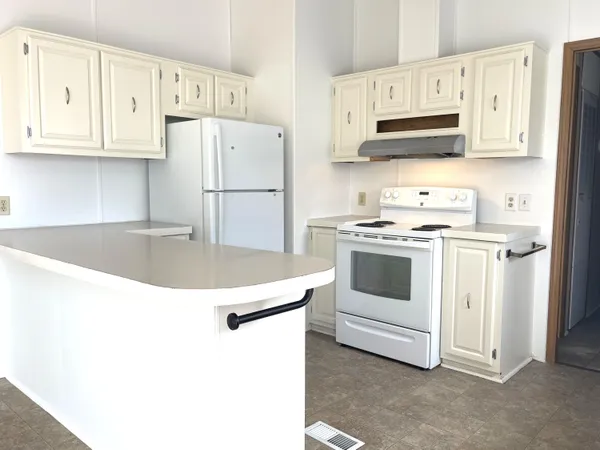 $110,900 | 229 Cadgewith East, Lansing, MI 48906