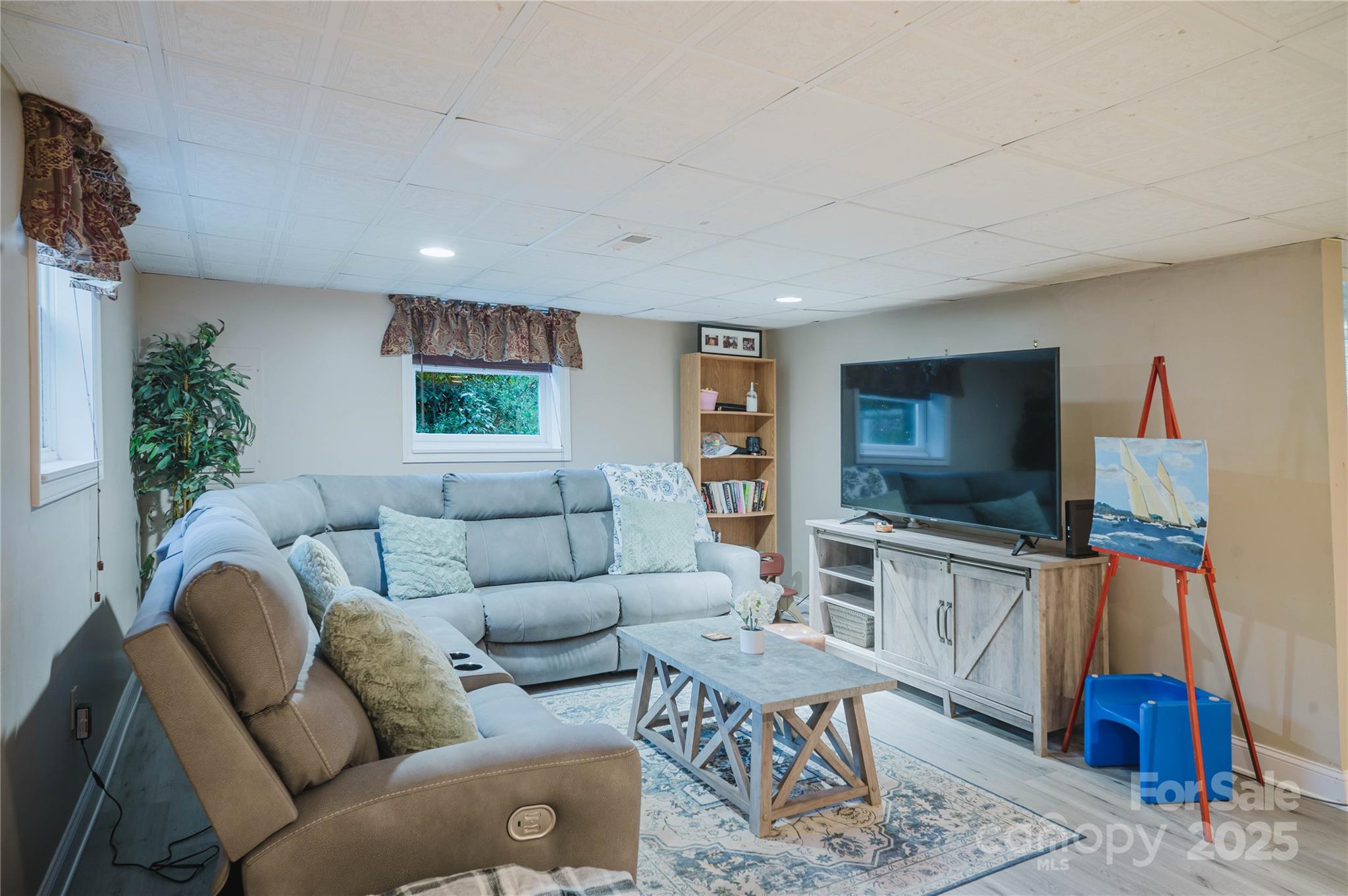 20 Ridgeway Drive Flat Rock, NC 28731 - Photo 39 of 47 a living room with furniture a flat screen tv and a dining table