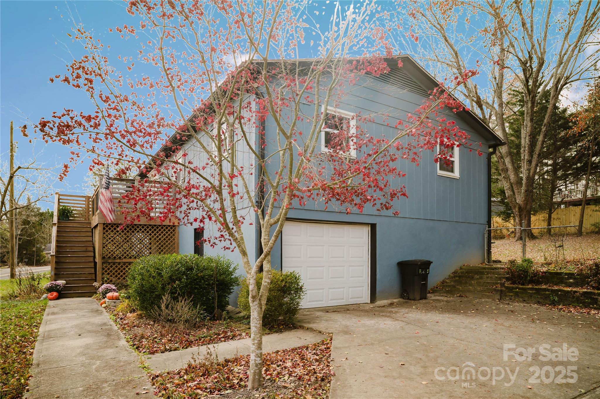 20 Ridgeway Drive Flat Rock, NC 28731 - Photo 4 of 47 a view of a house with a yard