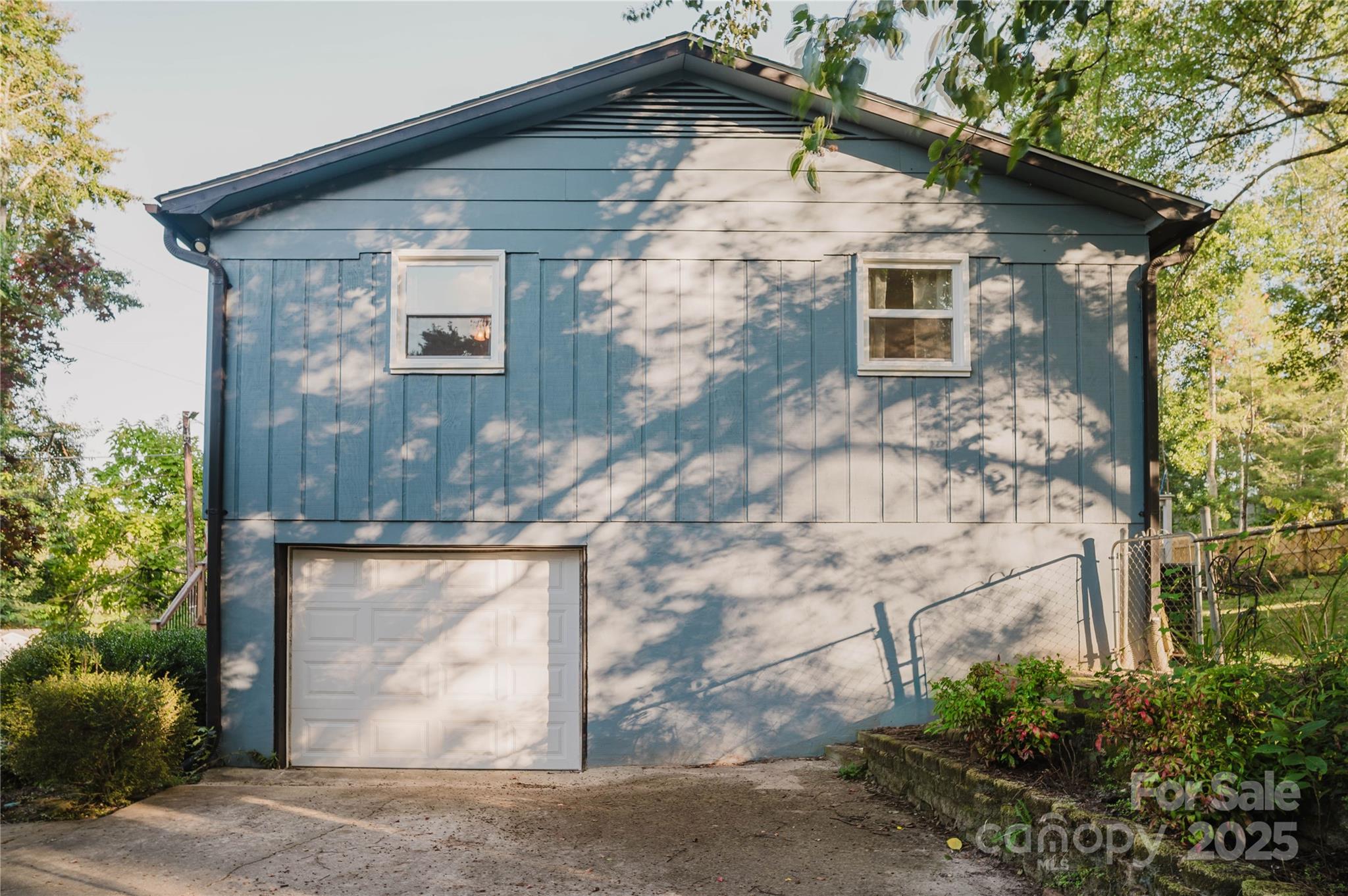 20 Ridgeway Drive Flat Rock, NC 28731 - Photo 8 of 47 a front view of a house with yard