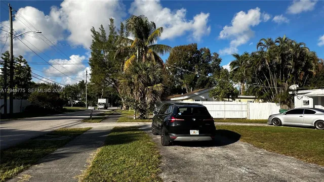 $2,950 | 4548 Southwest 33rd Avenue, Dania Beach, FL 33312
