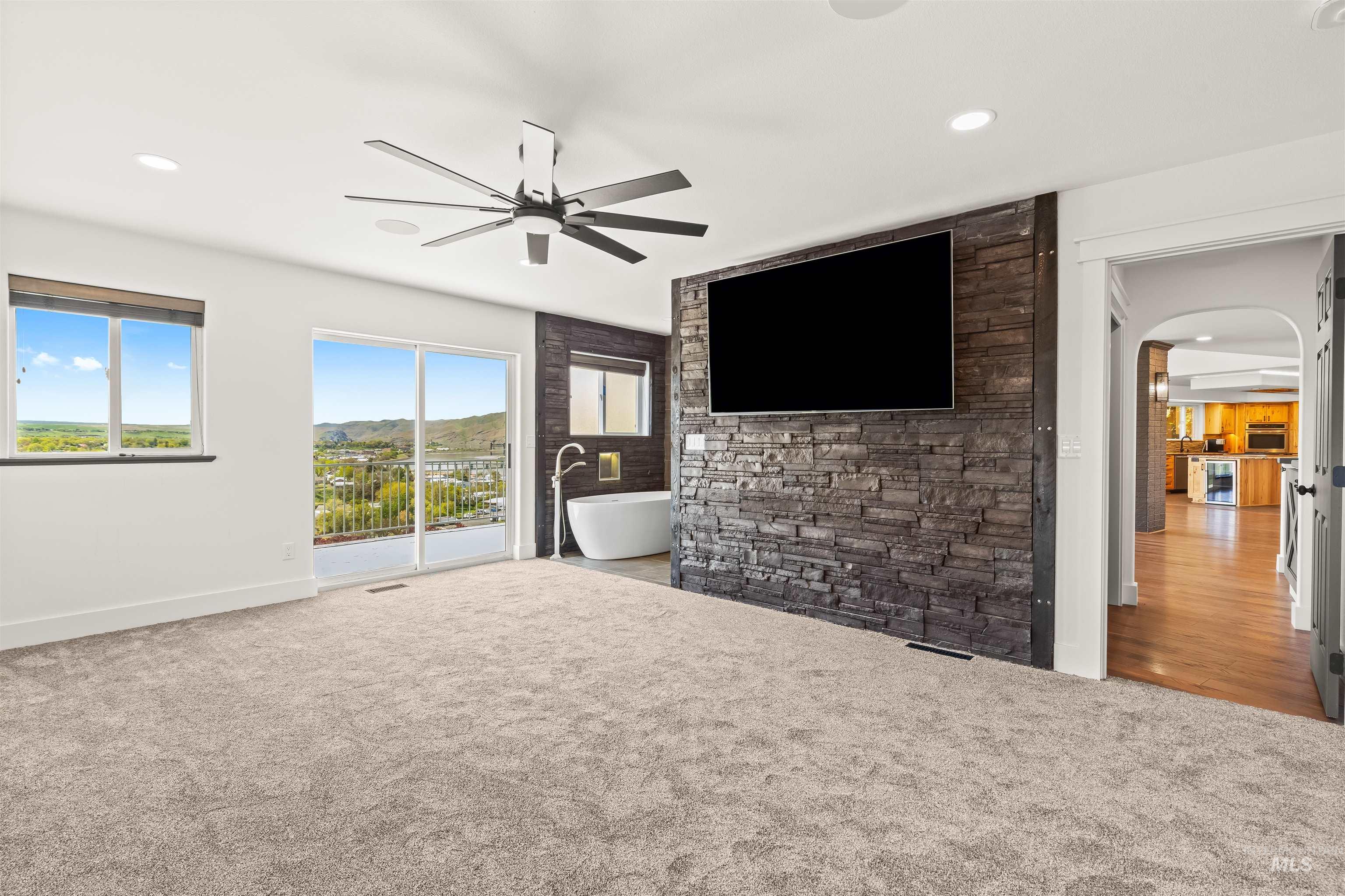 3360 East Main Street Lewiston, ID 83501 - Photo 26 of 50 Expansive room with neutral carpeting and a wall-mounted television
