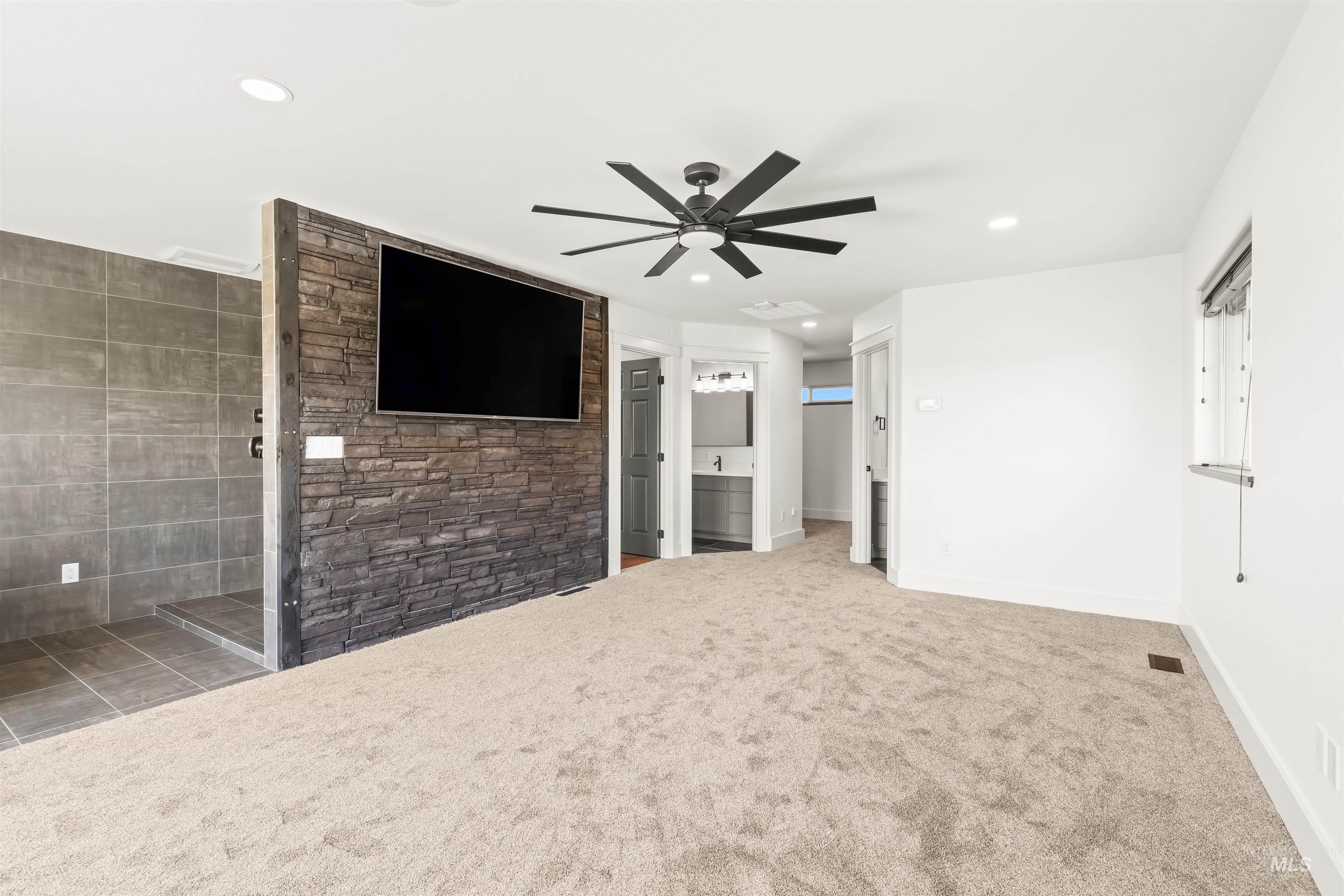 3360 East Main Street Lewiston, ID 83501 - Photo 27 of 50 Expansive room featuring plush carpeting and a modern black ceiling fan