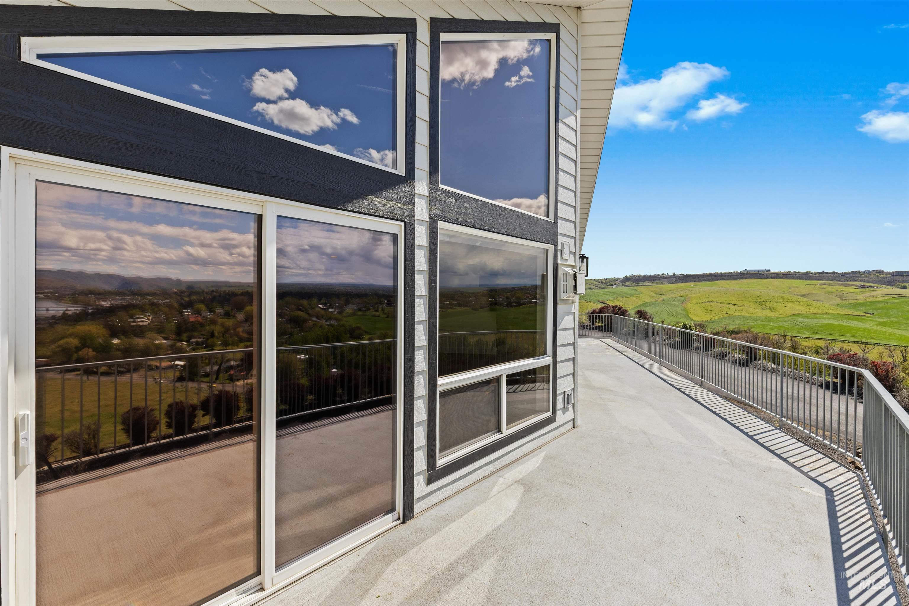 3360 East Main Street Lewiston, ID 83501 - Photo 44 of 50 Expansive deck featuring a metal railing system and concrete surfacing