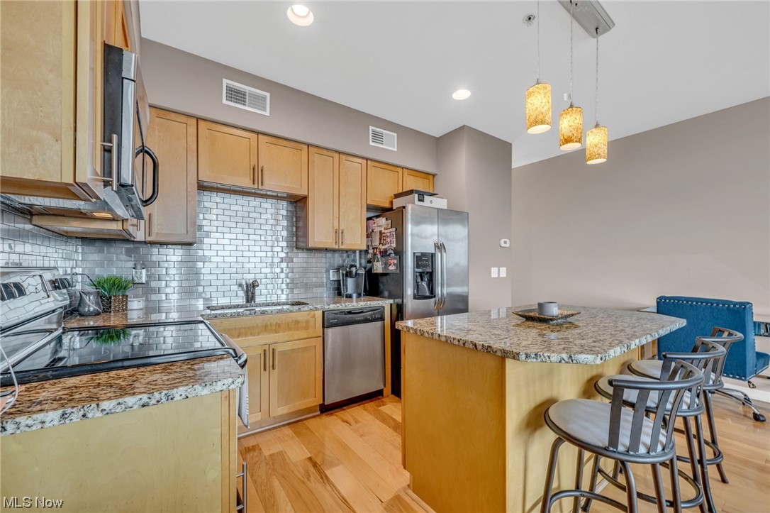 1237 Washington Avenue, Unit 1110 Cleveland, OH 44113 - Photo 10 of 28 Kitchen 3