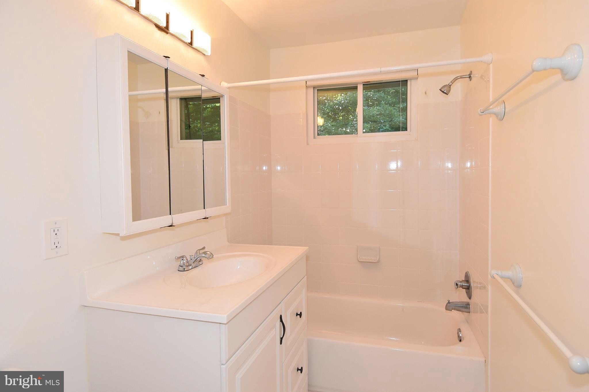 8205 Springfield Village Drive Springfield, VA 22152 - Photo 13 of 30 Bath