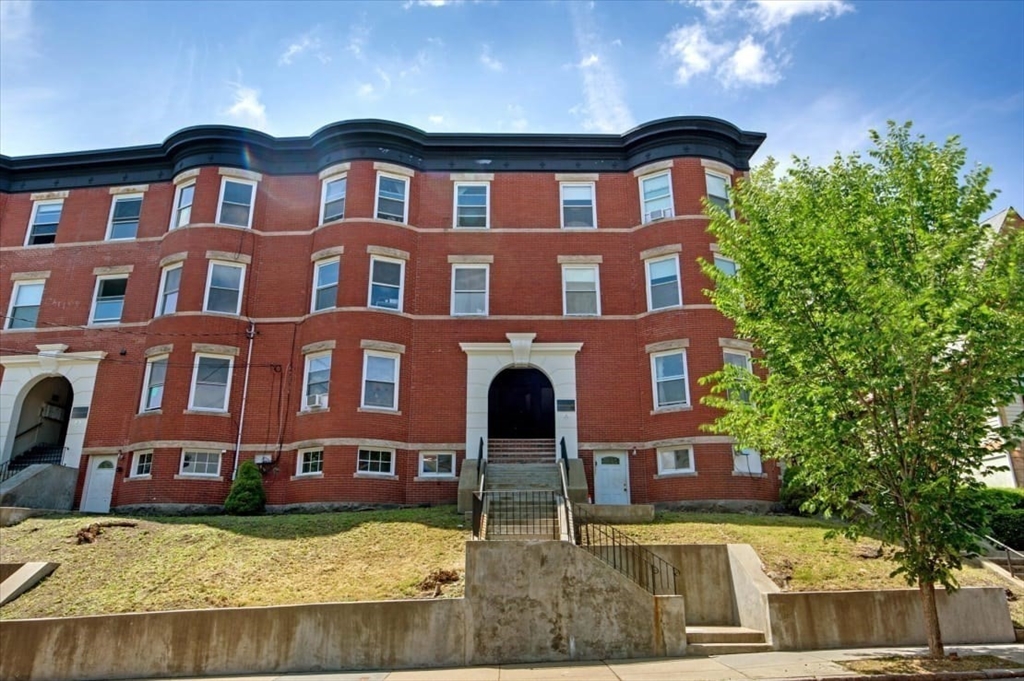 116 Winthrop Road, Unit 3 Brookline, MA 02445 - Photo 20 of 21 a front view of a building