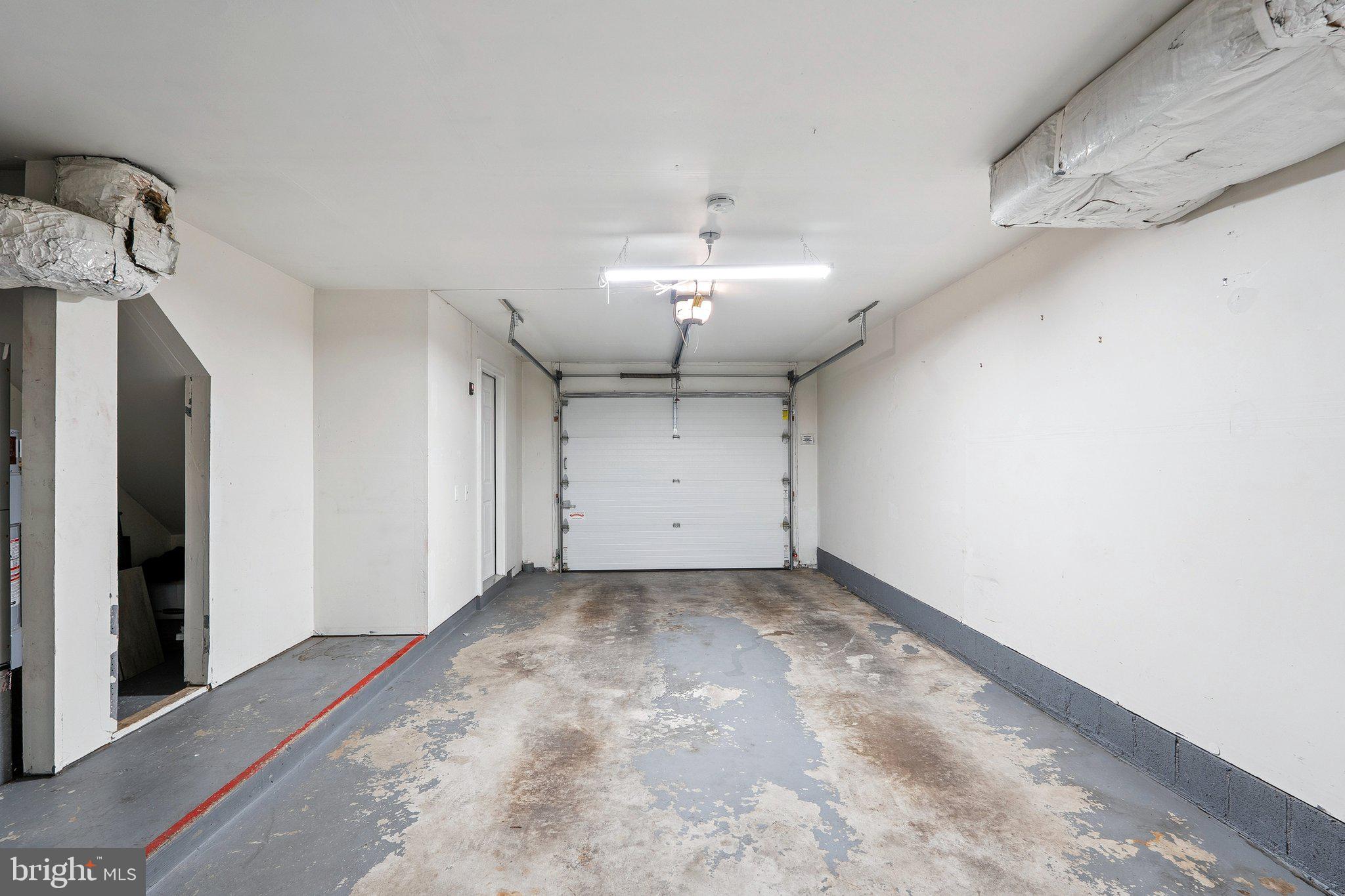 6861 Washington Boulevard Arlington, VA 22213 - Photo 24 of 28 en empty room with windows