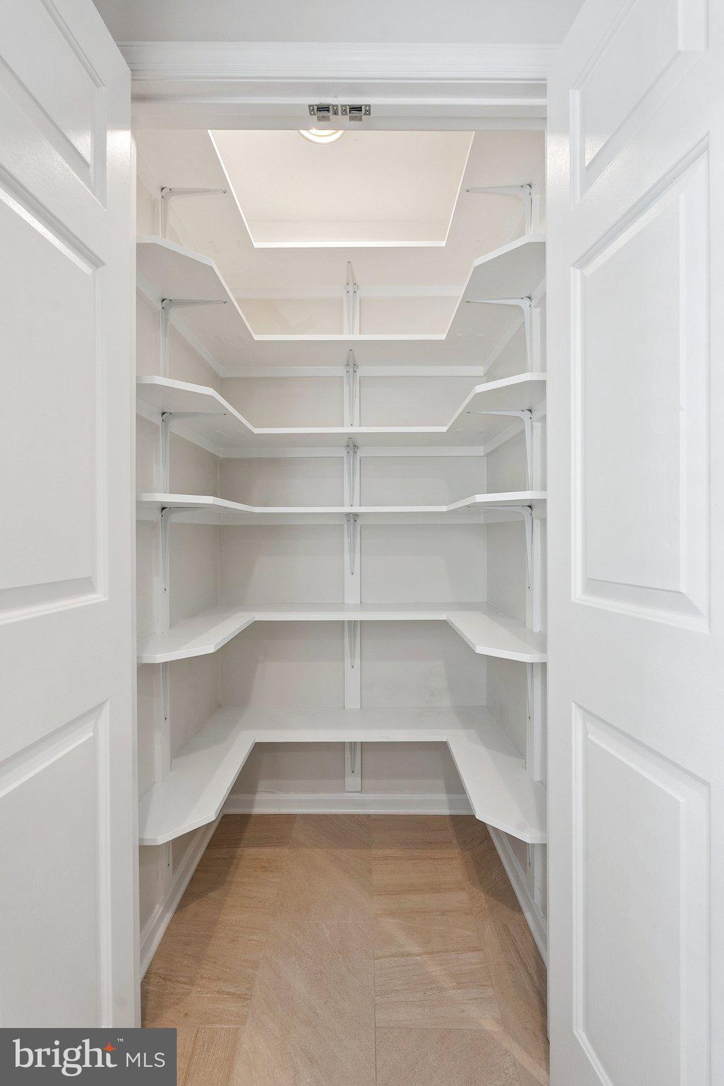 6861 Washington Boulevard Arlington, VA 22213 - Photo 5 of 28 a view of a room with shelf