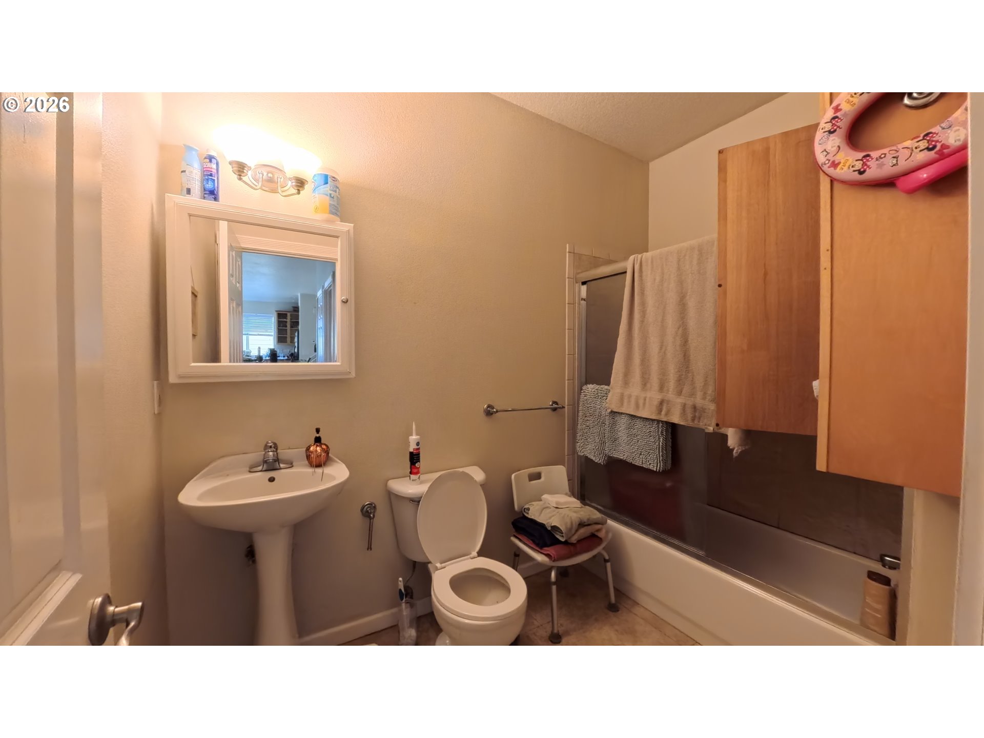 2180 Dalke Ridge Drive Northwest Salem, OR 97304 - Photo 12 of 29 a bathroom with a sink and a mirror