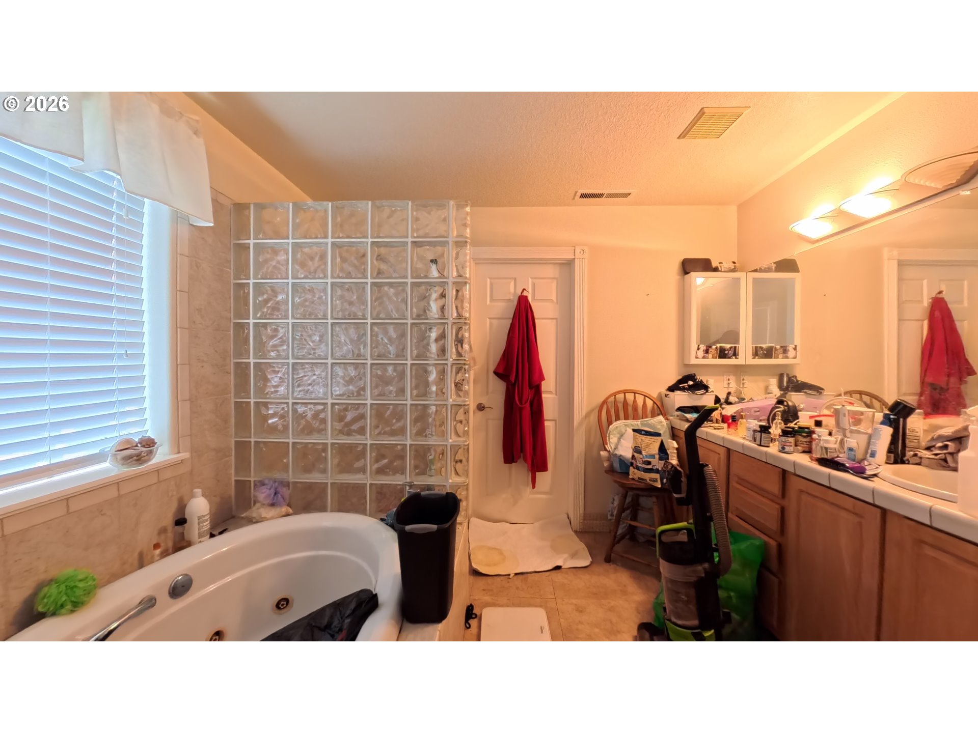 2180 Dalke Ridge Drive Northwest Salem, OR 97304 - Photo 19 of 29 a bathroom with a sink mirror and a bathtub