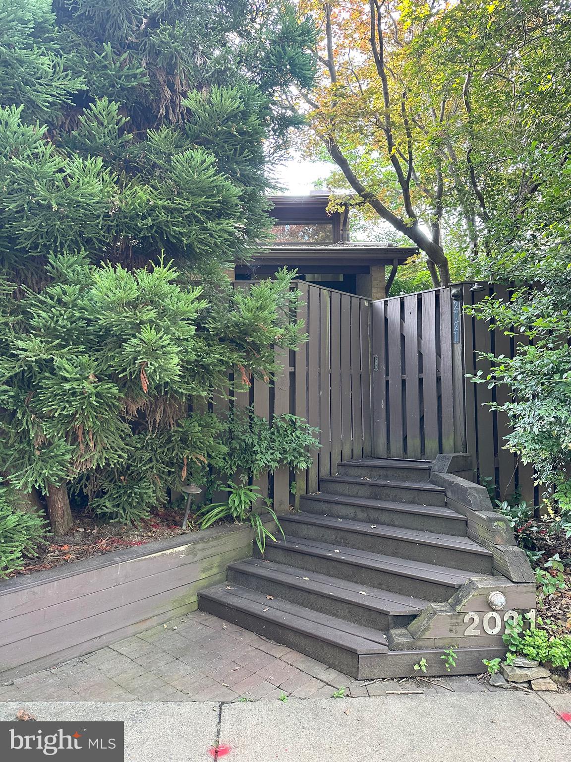 2021 Lakebreeze Way Reston, VA 20191 - Photo 2 of 51 a front view of a house with a garden
