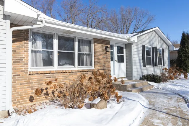 $379,900 | 7064 Glenross Road, Woodbury, MN 55125