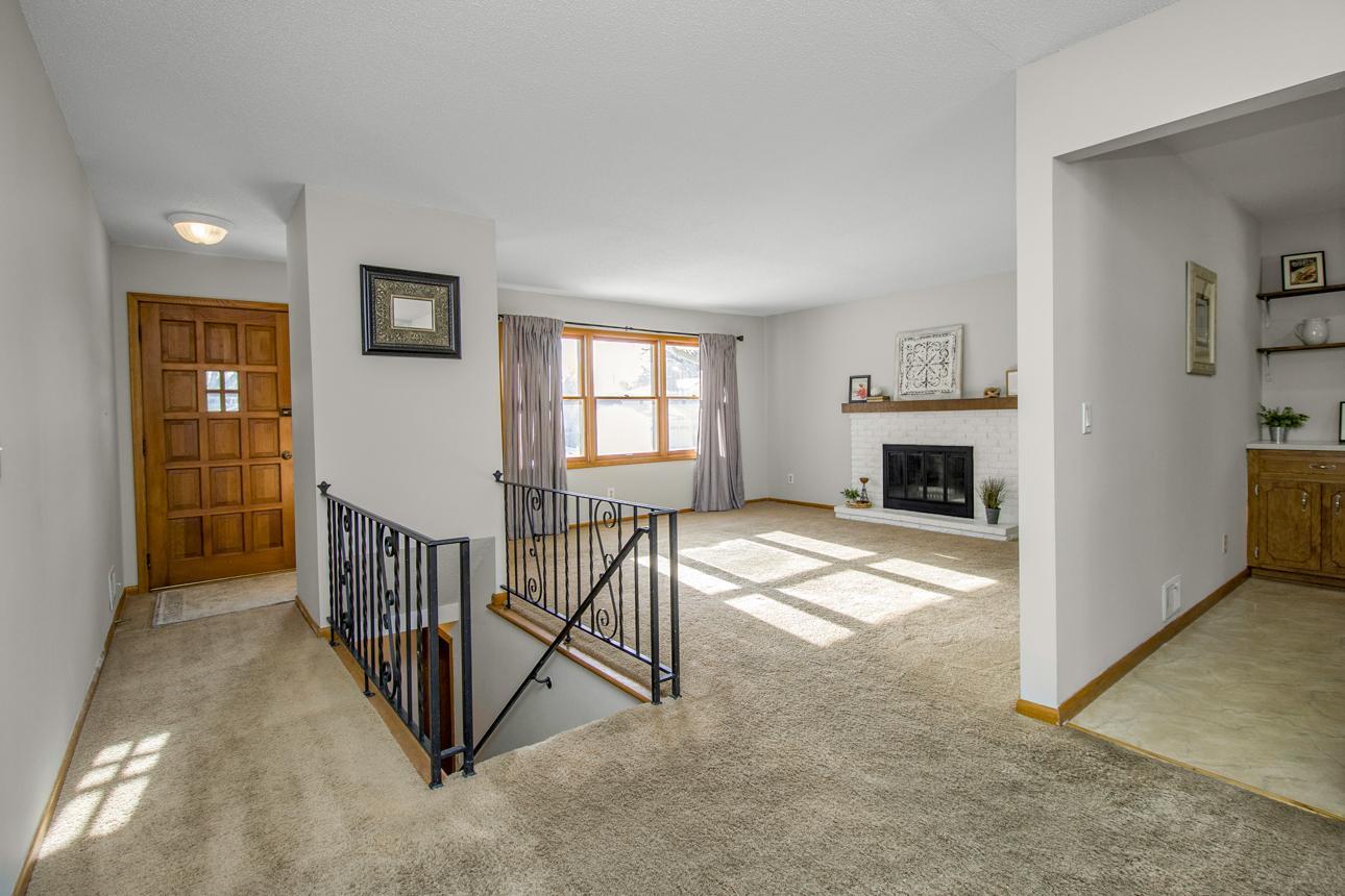 7064 Glenross Road Woodbury, MN 55125 - Photo 5 of 44