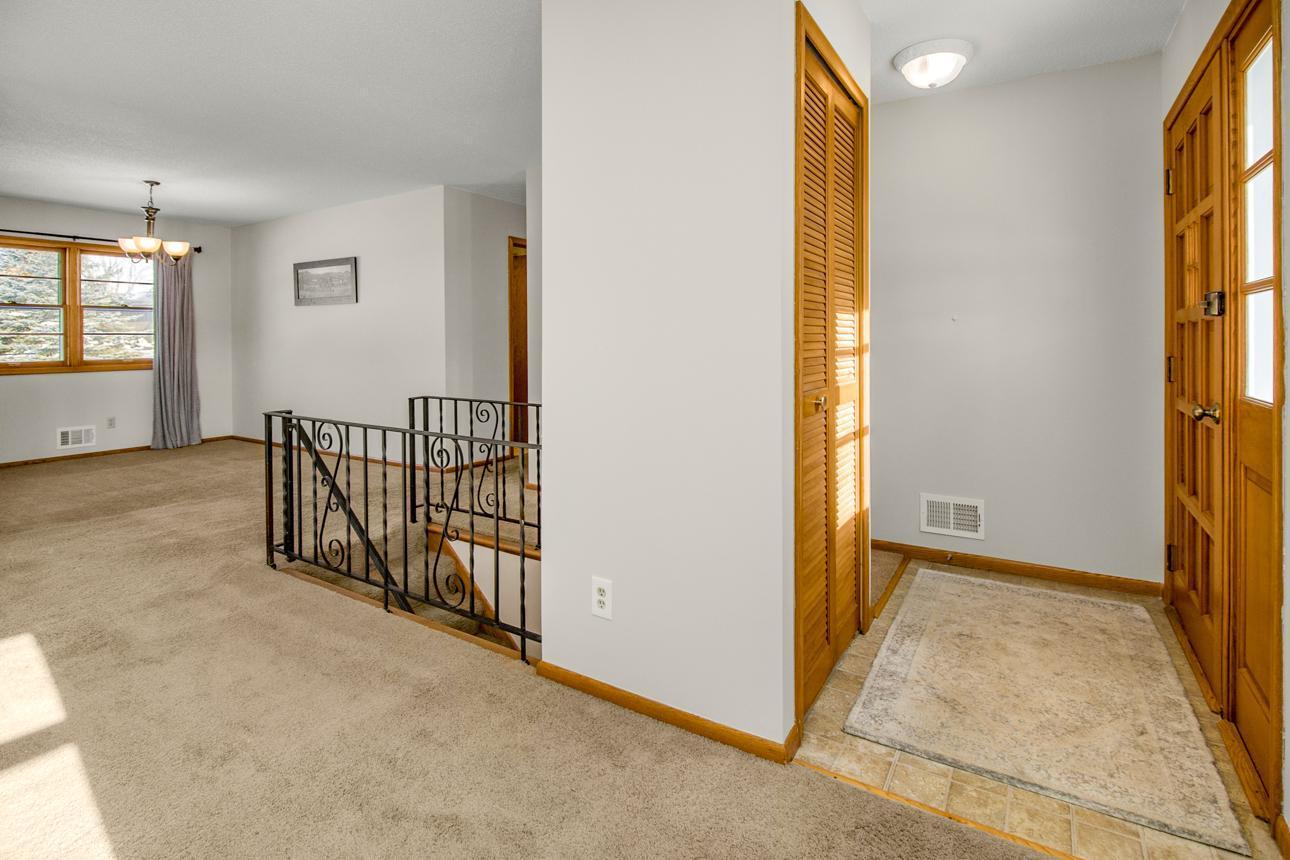 7064 Glenross Road Woodbury, MN 55125 - Photo 6 of 44