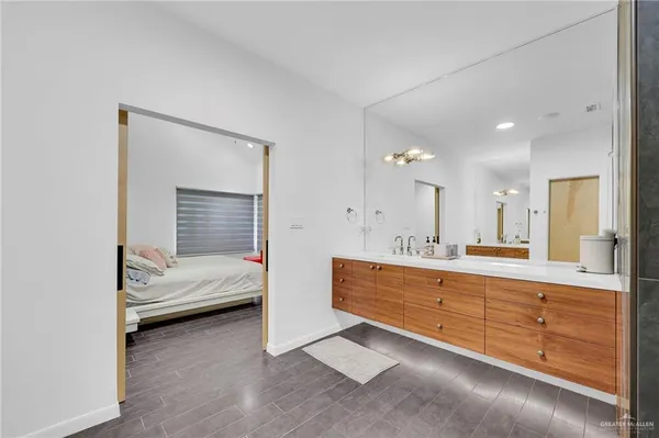 $2,400 | 2411 Holland Avenue, Edinburg, TX 78539