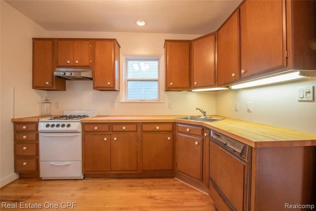 98 Mapleton Road Grosse Pointe Farms, MI 48236 - Photo 10 of 37
