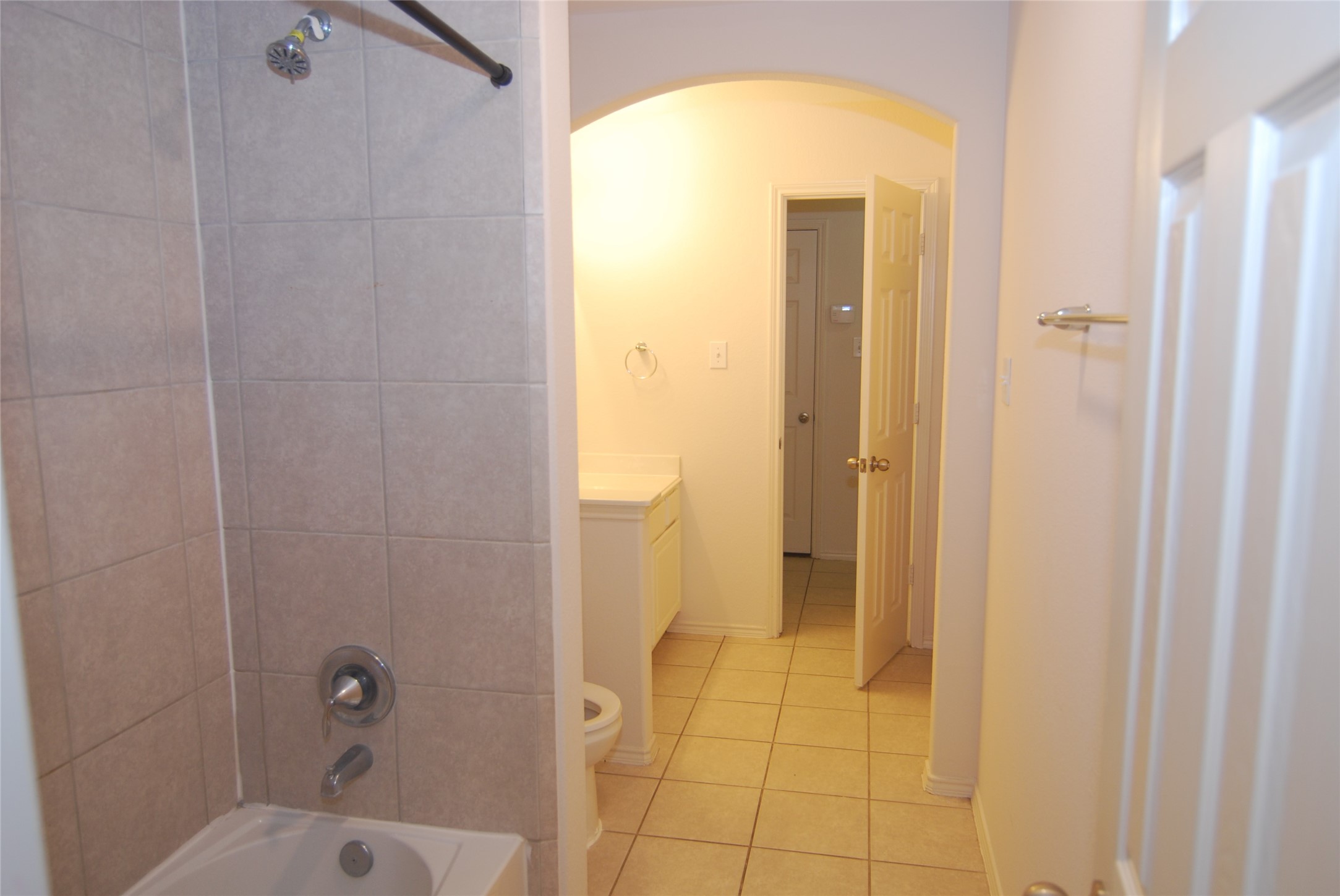 2834 Lockeridge Pines Drive Spring, TX 77386 - Photo 8 of 20 This is the guest bath that connects between the two hallways making easy access for all the bedrooms.