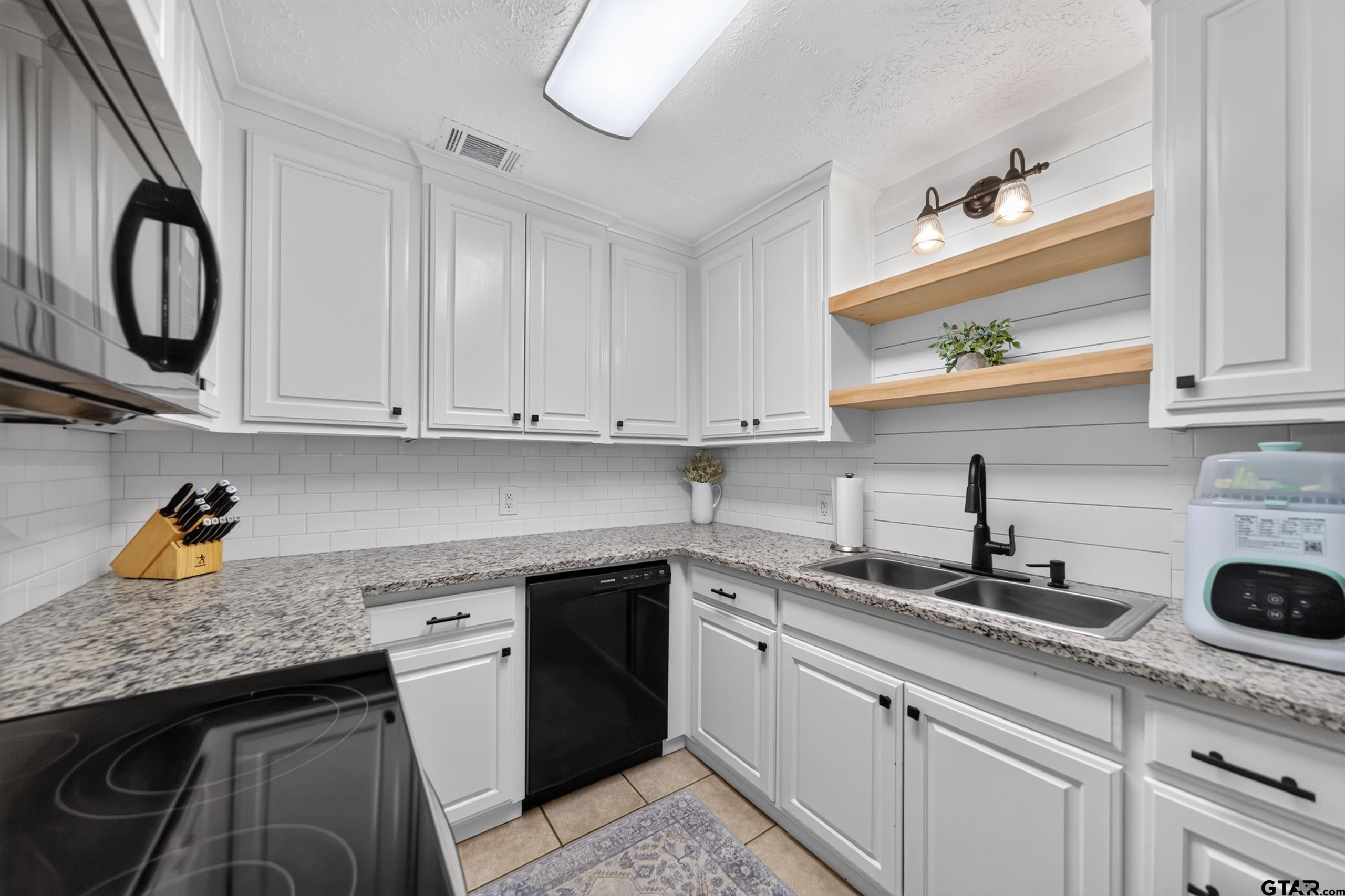 2425 Liveoak Street Jacksonville, TX 75766 - Photo 9 of 33