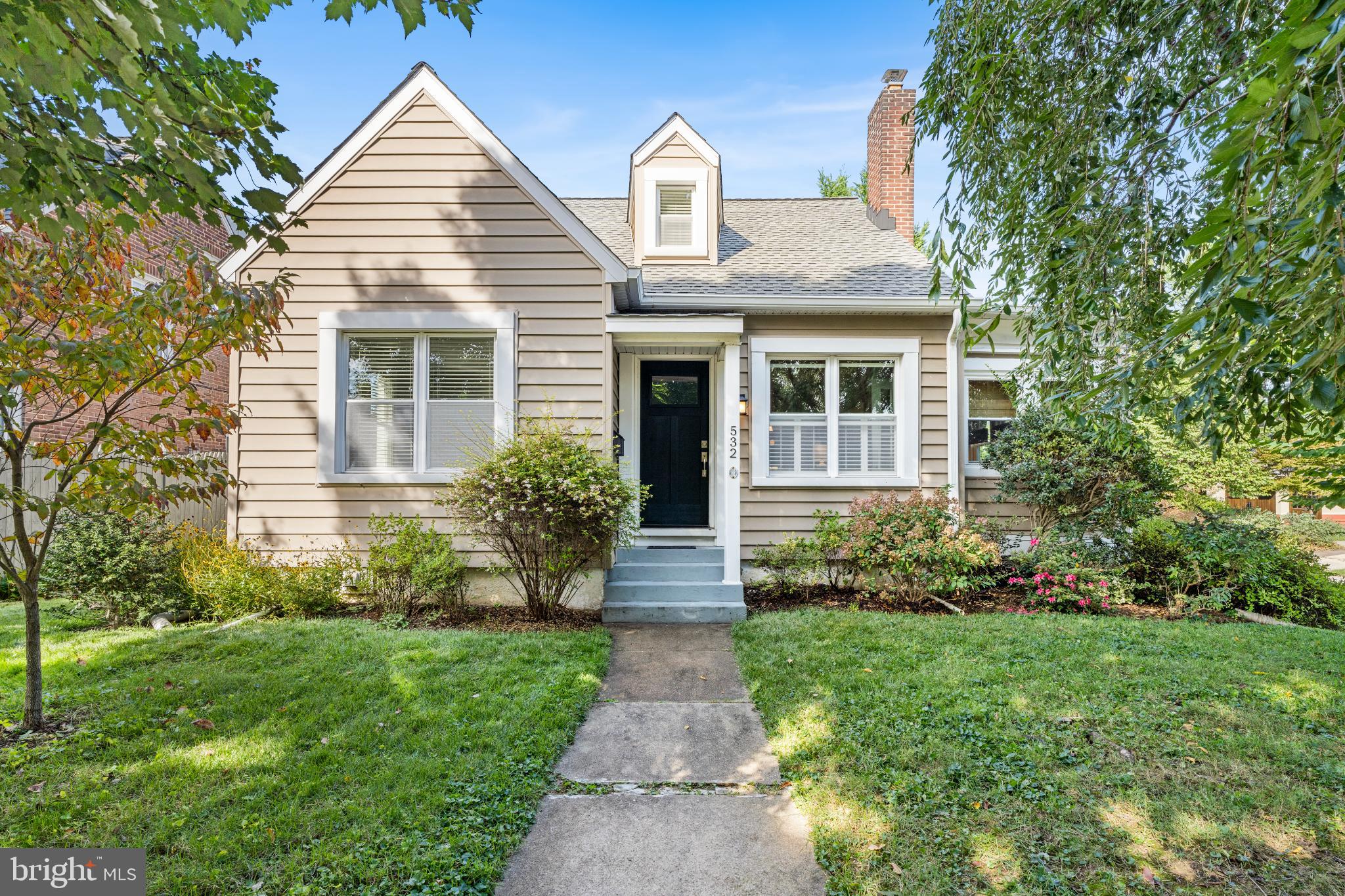 532 Overbrook Road Baltimore, MD 21212 - Photo 1 of 44 a front view of a house with garden