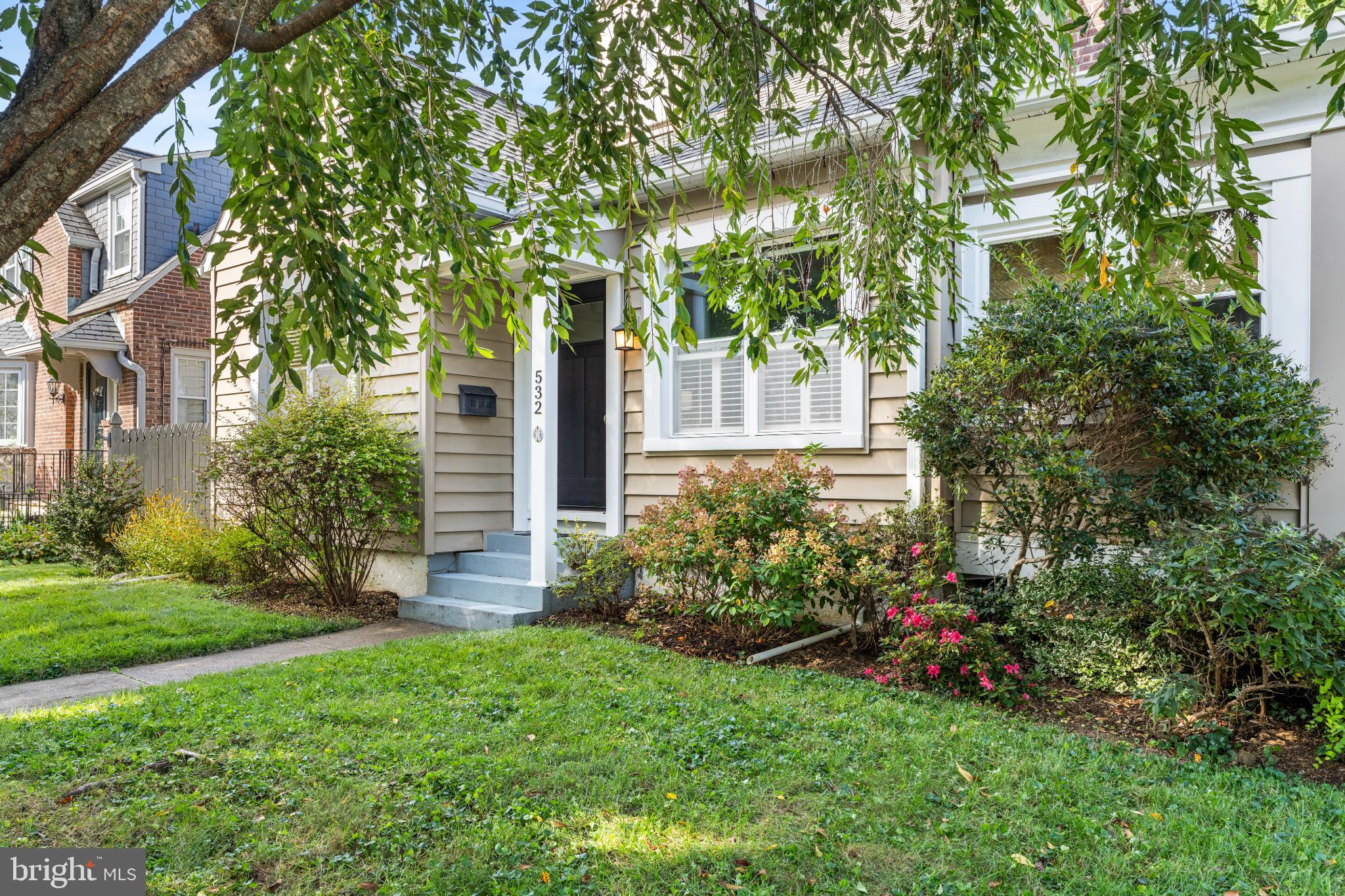 532 Overbrook Road Baltimore, MD 21212 - Photo 5 of 44 a front view of a house with garden