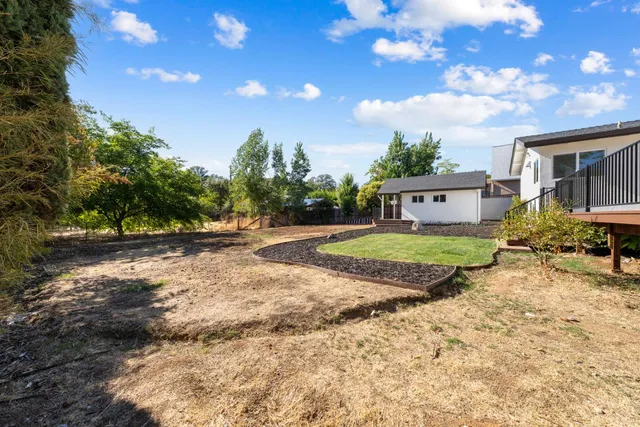 a view of a house with backyard