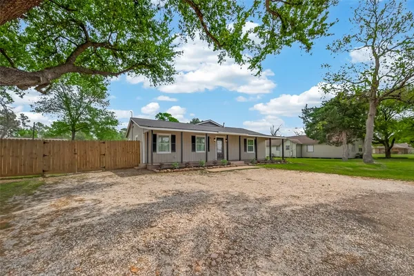 $325,000 | 917 South Main Street, Highlands, TX 77562