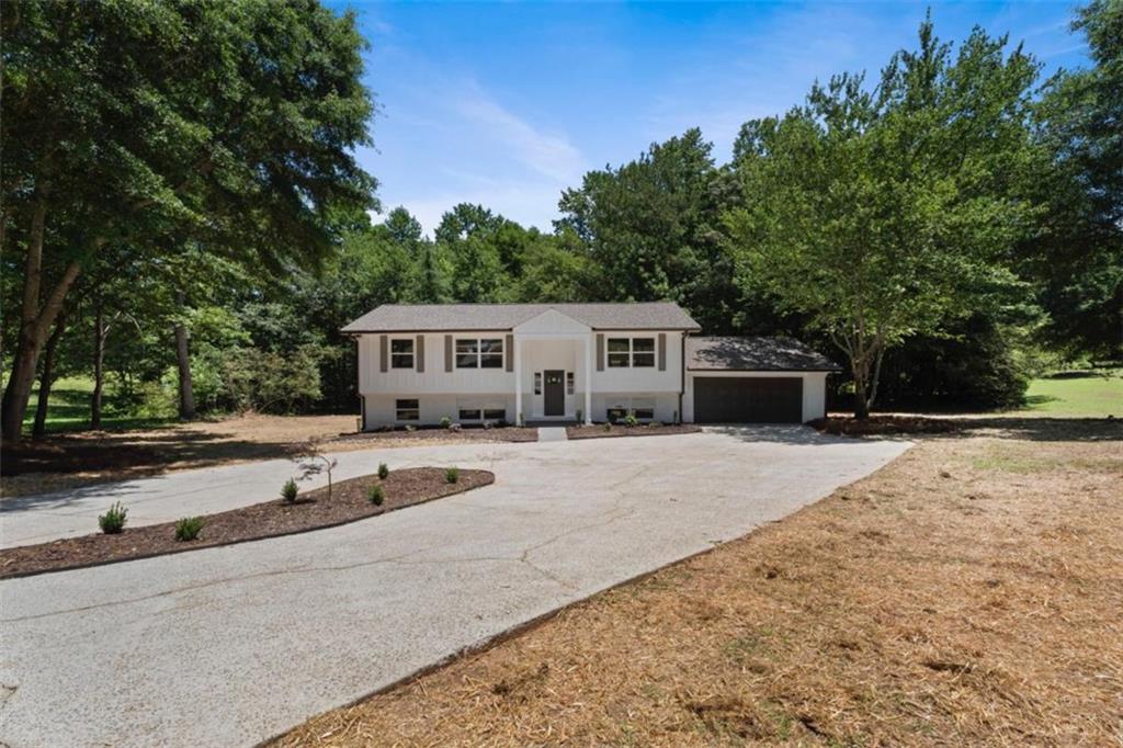 381 Thigpen Road Newnan, GA 30263 - Photo 2 of 48