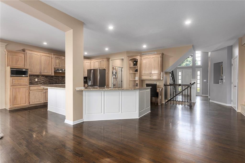 212 Northeast Hidden Ridge Lane Lee's Summit, MO 64064 - Photo 10 of 57