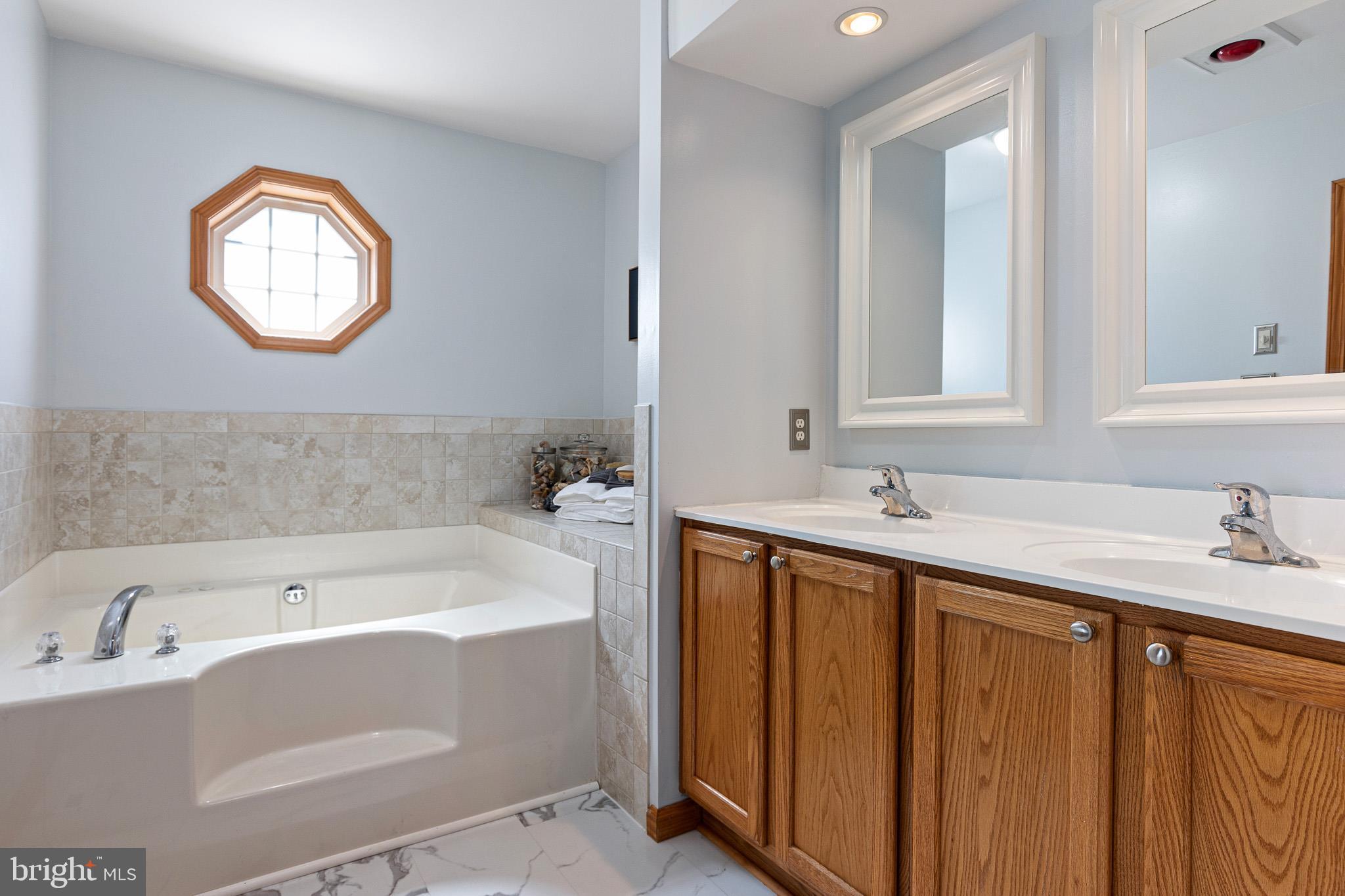 32 Arden Road North East, MD 21901 - Photo 18 of 37 En-suite bath