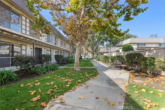 a view of a pathway with a house