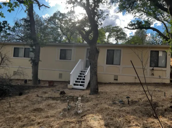 a view of a house with a backyard