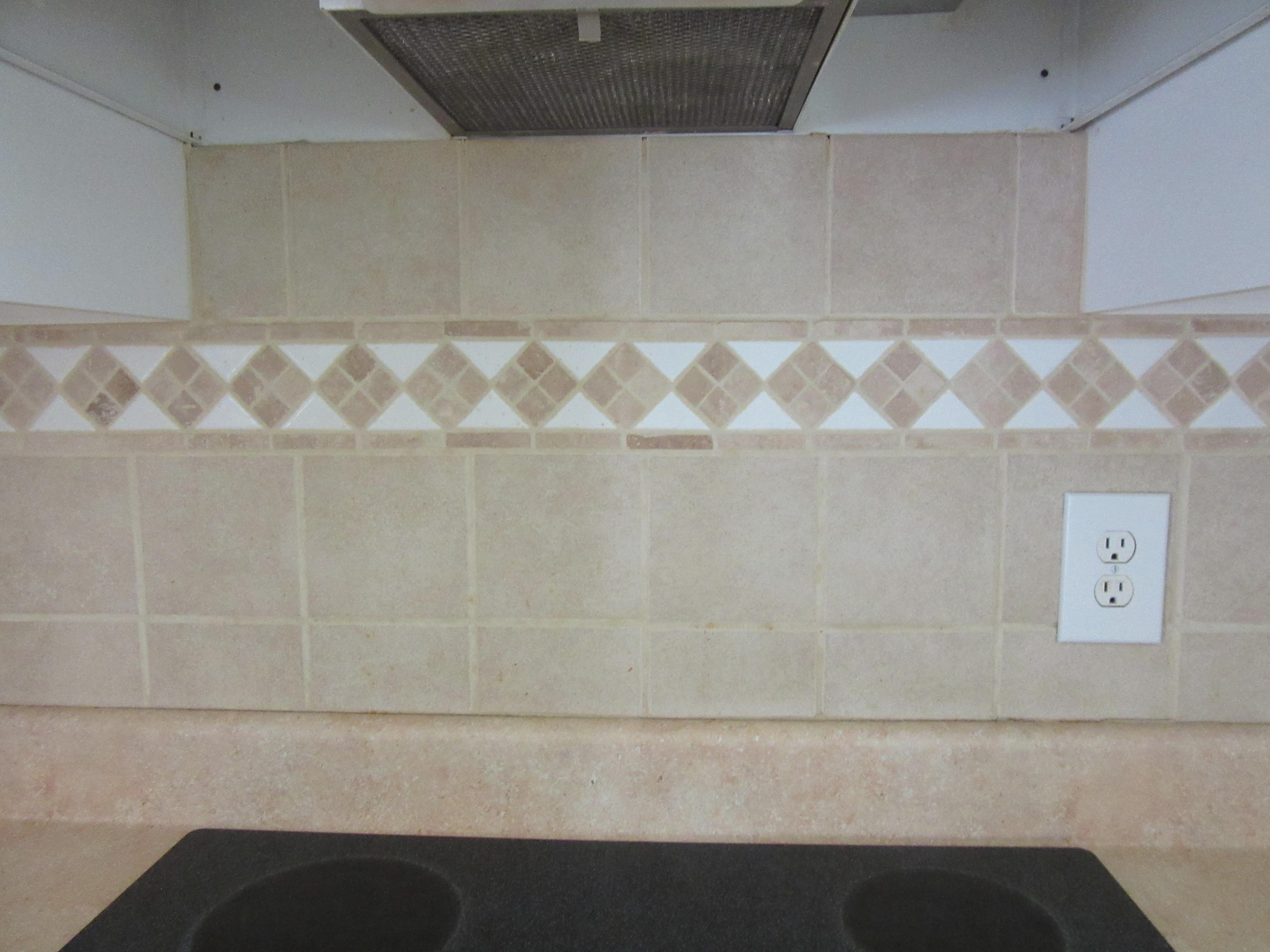 8206 Delhi Road North Charleston, SC 29406 - Photo 13 of 29 backsplash in kitchen