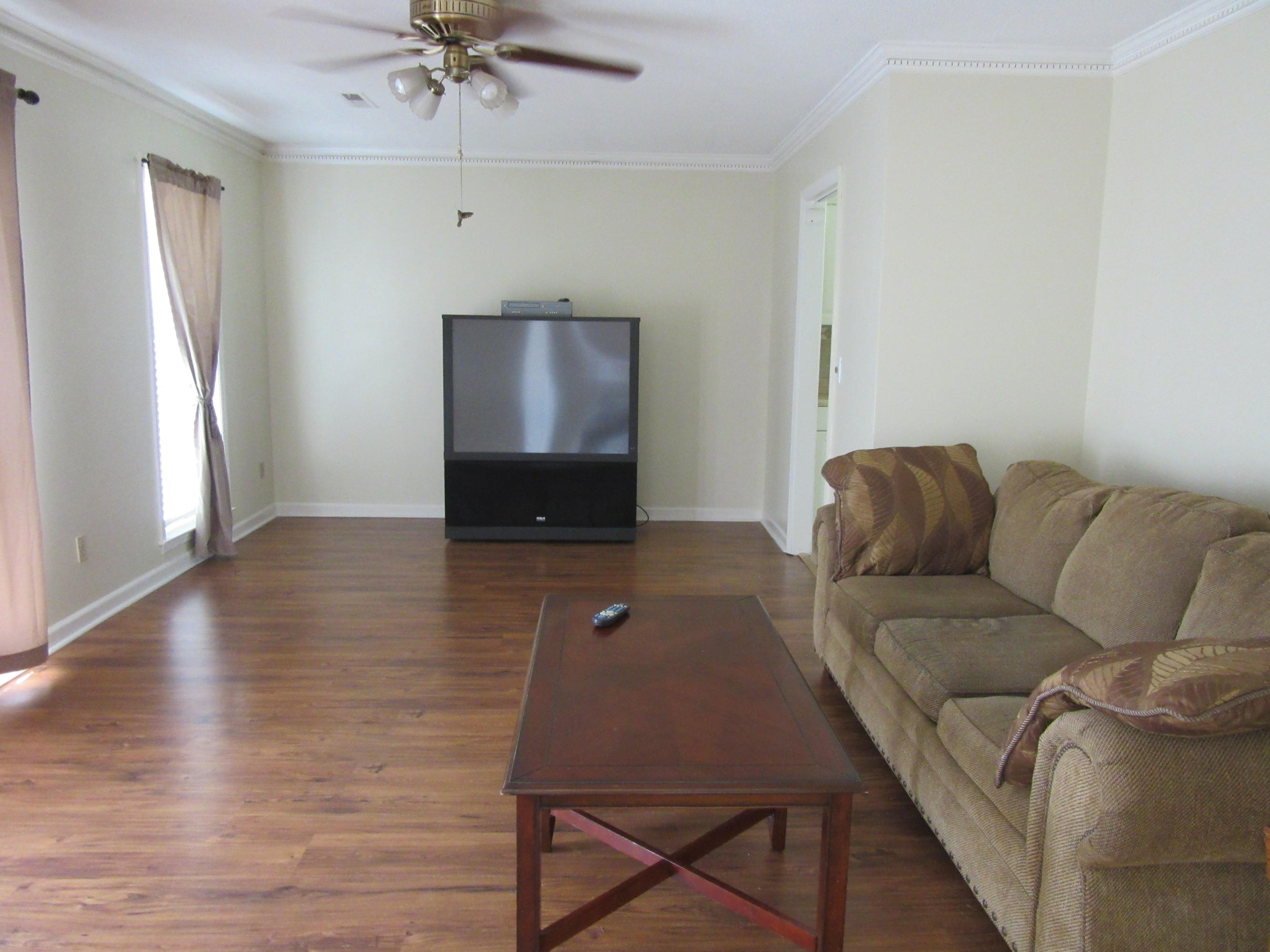 Living room w/ceiling fan