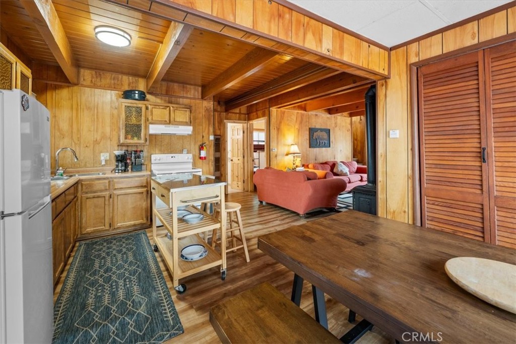 567 Highland Road Big Bear Lake, CA 92315 - Photo 13 of 42 a very nice looking room with a couch