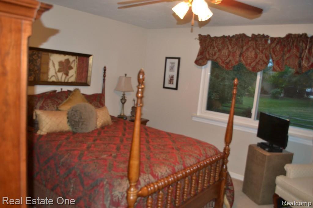 1683 Dennett Lane Rochester, MI 48307 - Photo 14 of 25 Good Sized Master Bedroom with Access to Full Bath