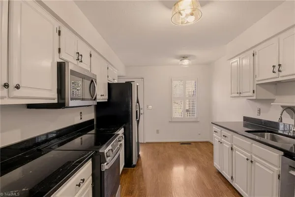 $2,275 | 10 Park Village Lane, Unit E, Greensboro, NC 27455
