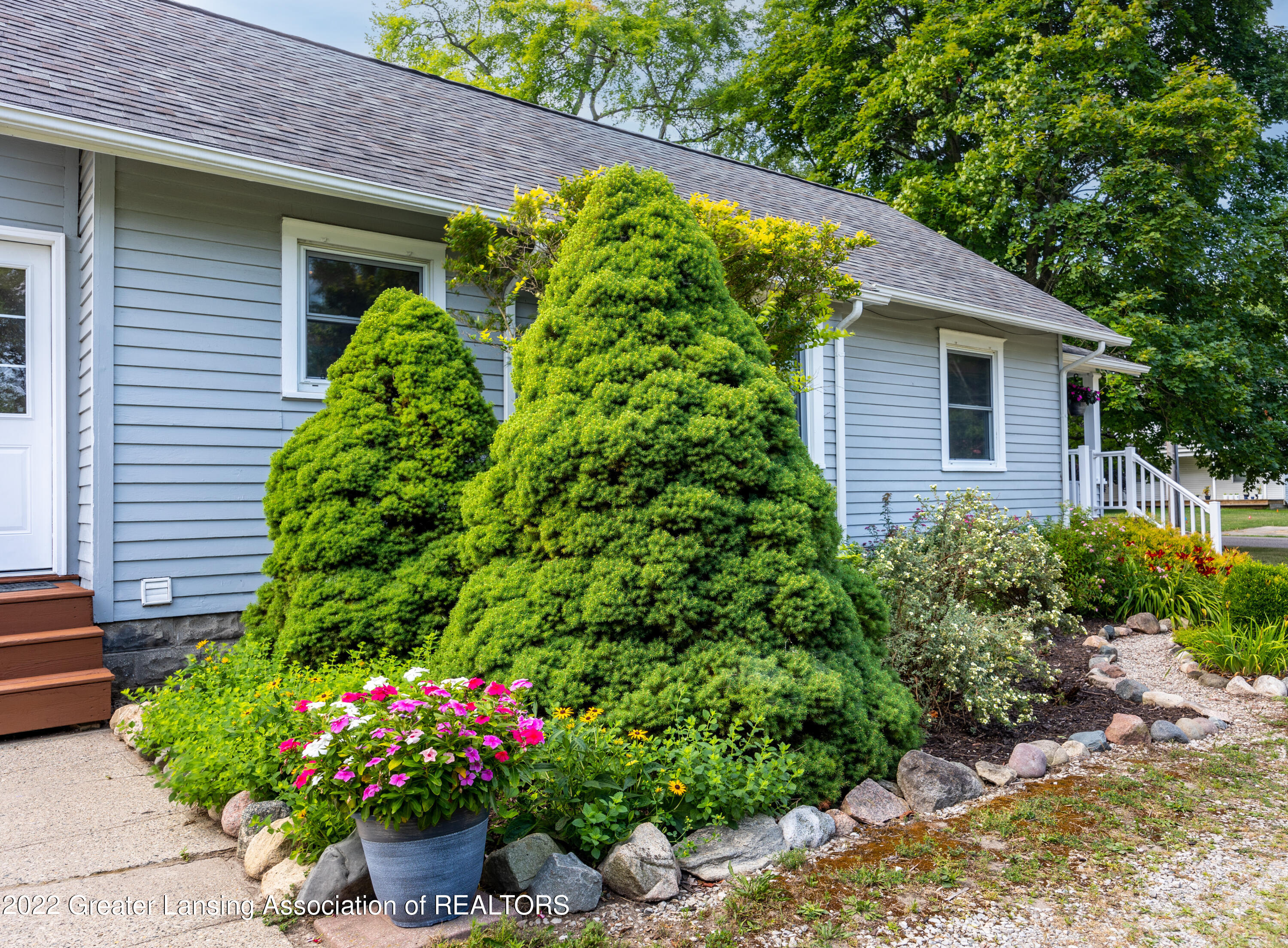 226 Renker Road Lansing, MI 48917 - Photo 4 of 34 side garden