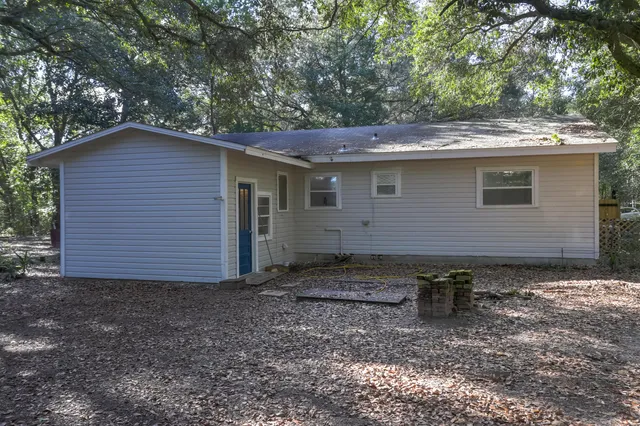 a view of a backyard