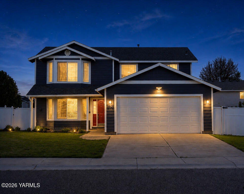 514 Cascade Avenue Moxee, WA 98936 - Photo 2 of 25 a front view of a house with a yard
