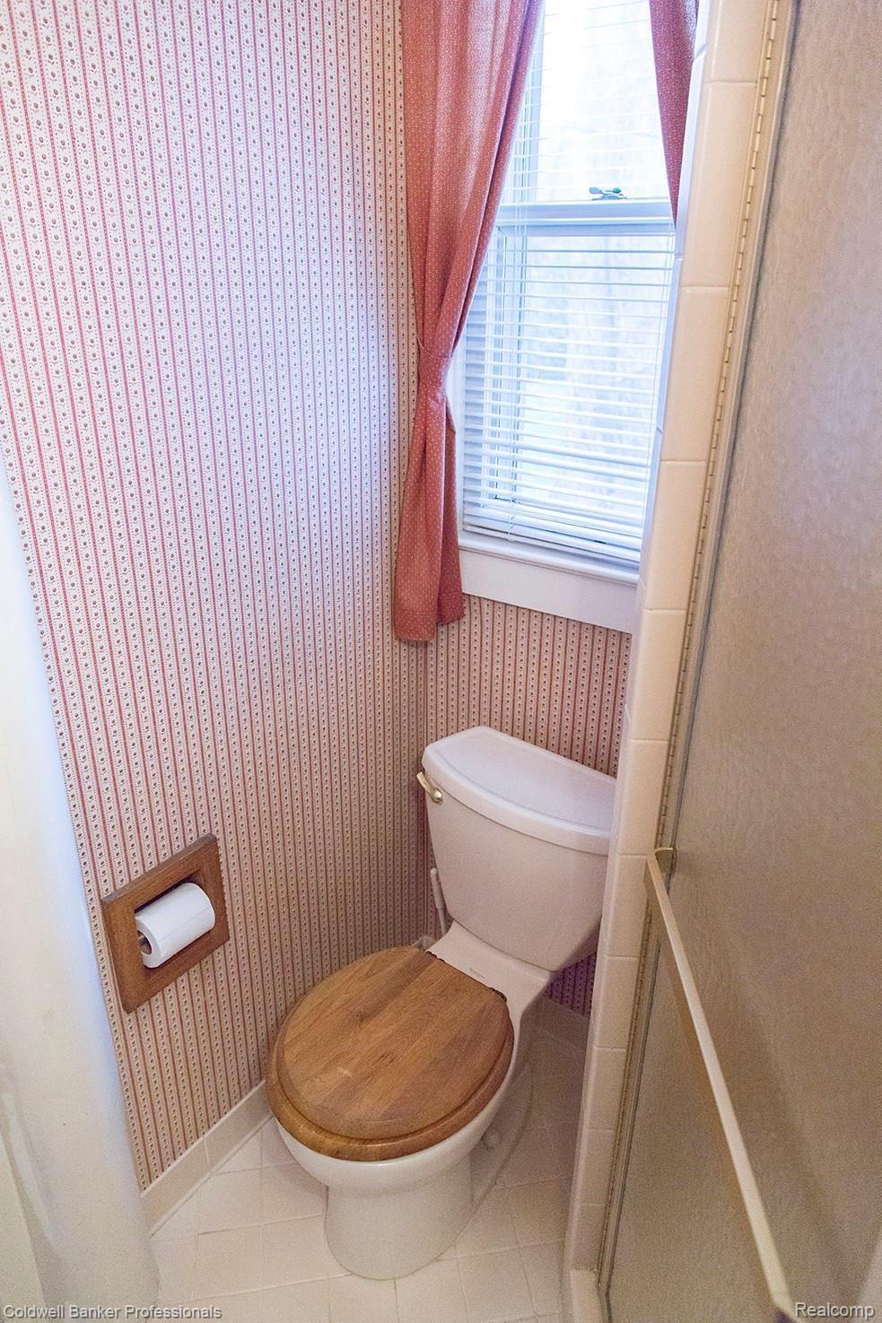 2252 Yorkshire Road Birmingham, MI 48009 - Photo 17 of 34 First floor full Bath