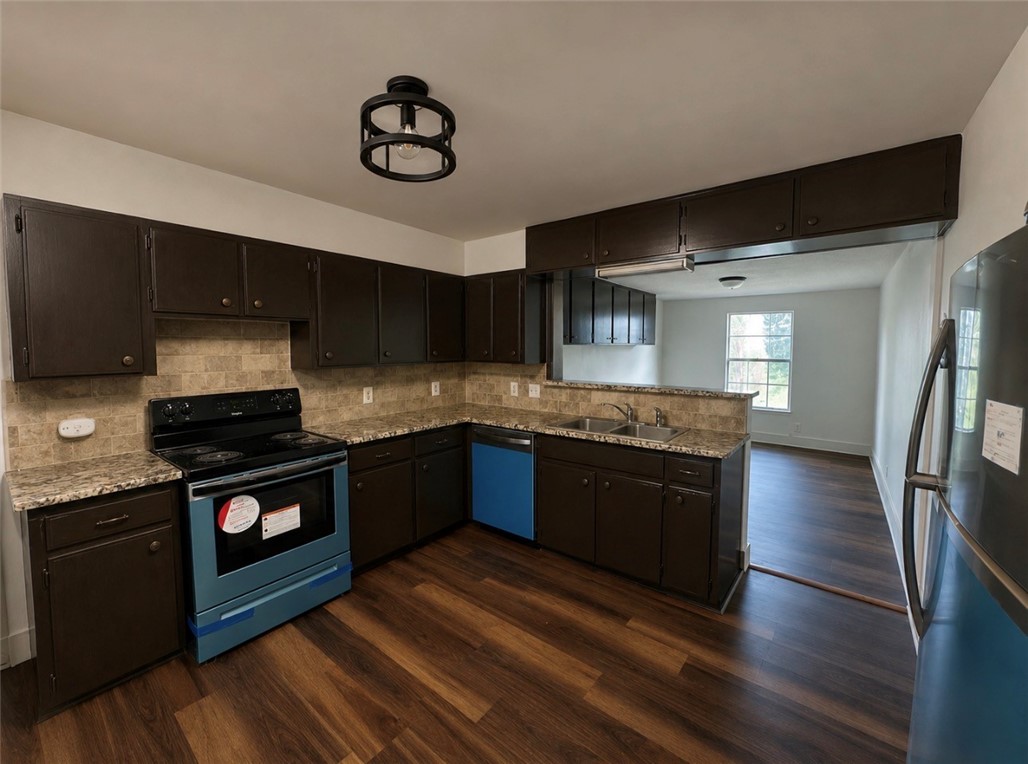 215 West Heard Street Refugio, TX 78377 - Photo 7 of 26