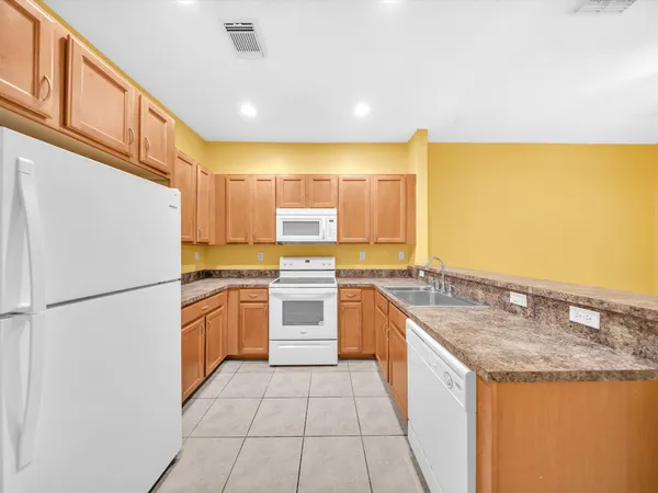 $2,400 | 21223 Northwest 14th Place, Unit 324, Miami Gardens, FL 33169