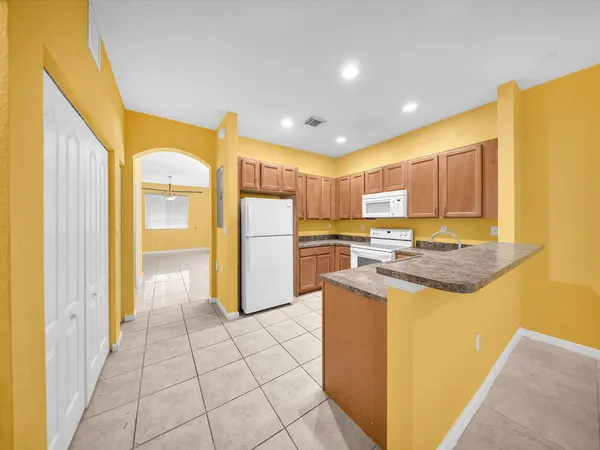 $2,400 | 21223 Northwest 14th Place, Unit 324, Miami Gardens, FL 33169