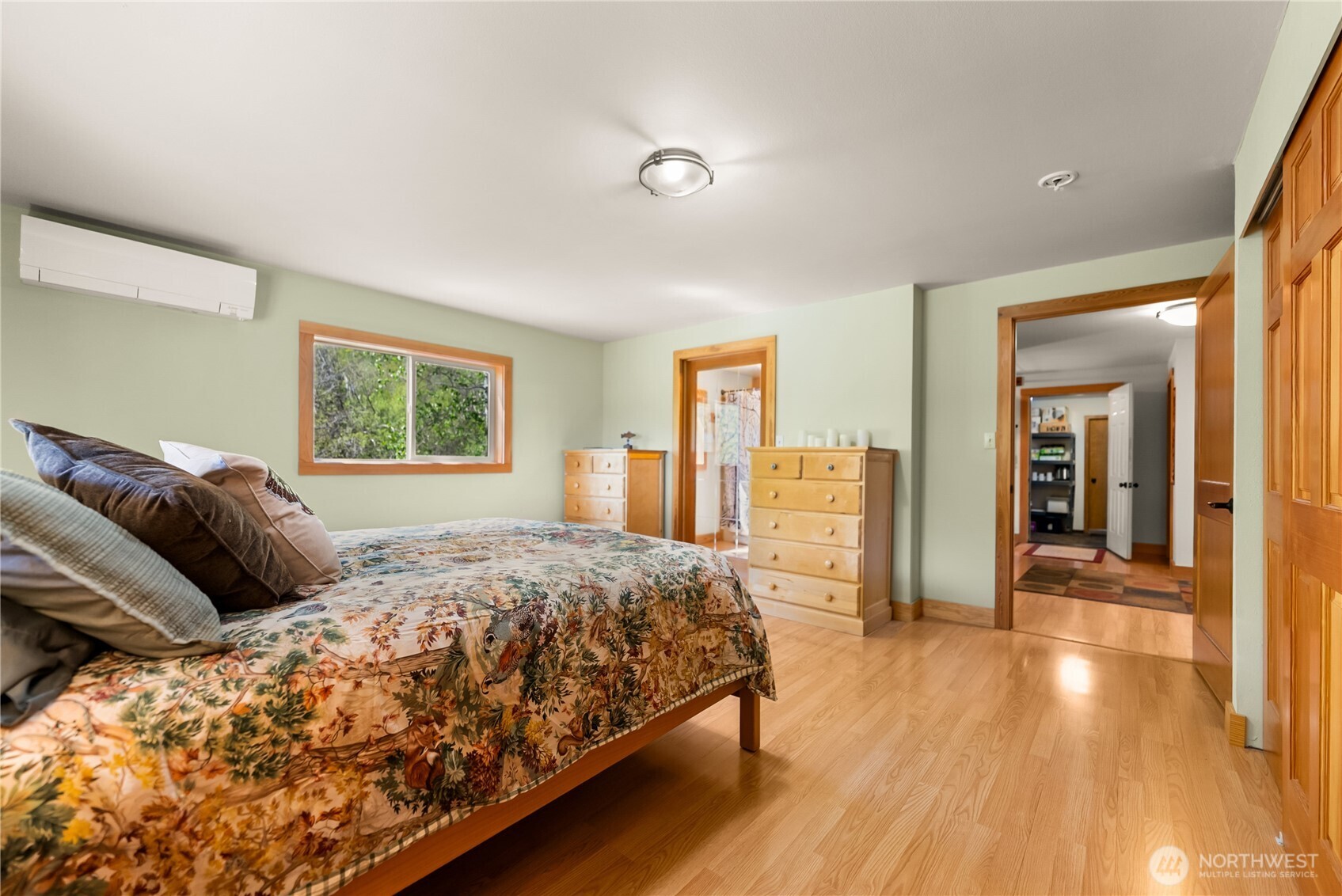 446 Rendezvous Road Winthrop, WA 98862 - Photo 16 of 40 a bedroom with a large bed and a closet