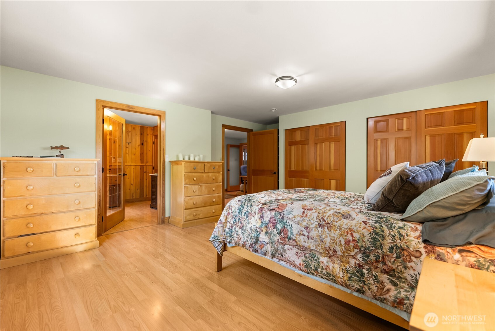 446 Rendezvous Road Winthrop, WA 98862 - Photo 17 of 40 a bedroom with a large bed and wooden floor